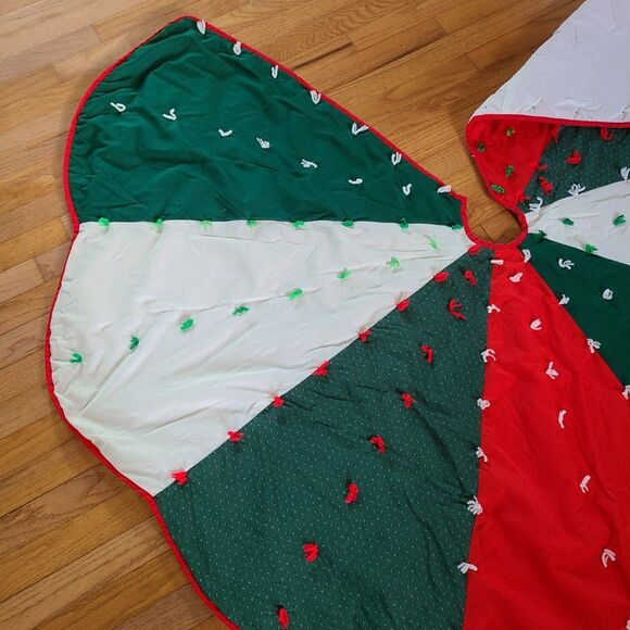 Vintage Handmade Scalloped Edge Christmas Tree Skirt Red Green White Wagon Wheel - Picture 3 of 12